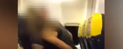 Una pareja teniendo sexo en un avión Una pareja teniendo sexo en un avión