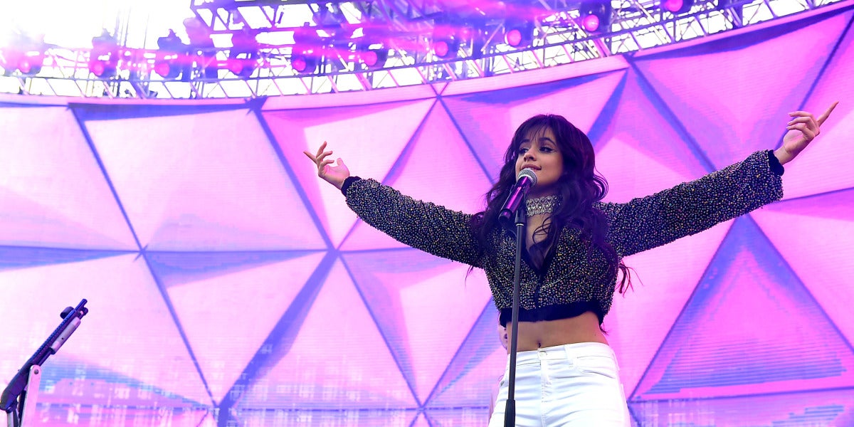 Camila Cabello durante una de sus actuaciones