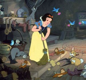 Blancanieves limpiando muy feliz Blancanieves limpiando muy feliz