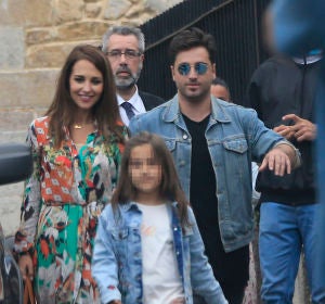 Paula Echevarría y David Bustamante antes de la comunión de su hija Daniella Paula Echevarría y David Bustamante antes de la comunión de su hija Daniella