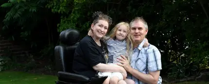 Lucinda Allen junto a su marido y su hija Lucinda Allen junto a su marido y su hija