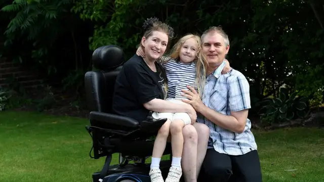 Lucinda Allen junto a su marido y su hija