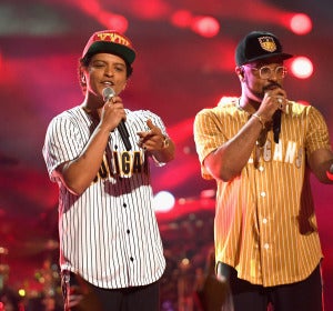 Bruno Mars durante su actuación en los BET Awards 2017 Bruno Mars durante su actuación en los BET Awards 2017