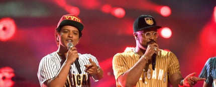 Bruno Mars durante su actuación en los BET Awards 2017