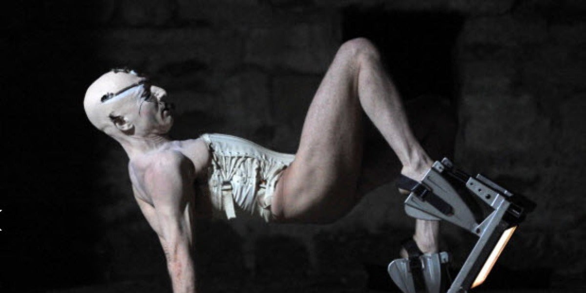 Steven Cohen durante una de sus performance