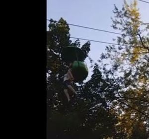 Una adolescente cae al vacío desde una atracción Una adolescente cae al vacío desde una atracción