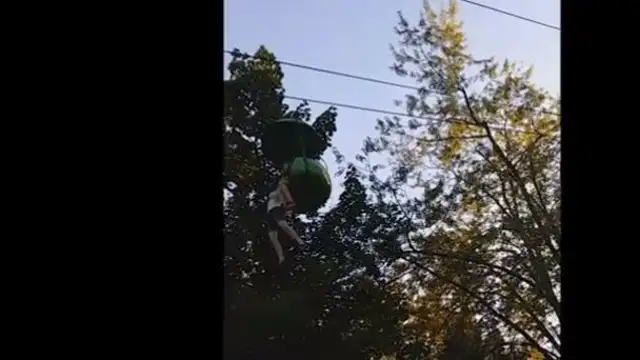 Una adolescente cae al vacío desde una atracción