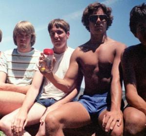 La imagen del grupo de amigos de California en 1982 que dio origen al reto La imagen del grupo de amigos de California en 1982 que dio origen al reto