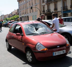 Uno de los coches que destrozó un hombre en Pamplona Uno de los coches que destrozó un hombre en Pamplona