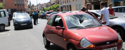 Uno de los coches que destrozó un hombre en Pamplona