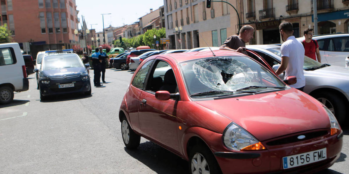 Uno de los coches que destrozó un hombre en Pamplona