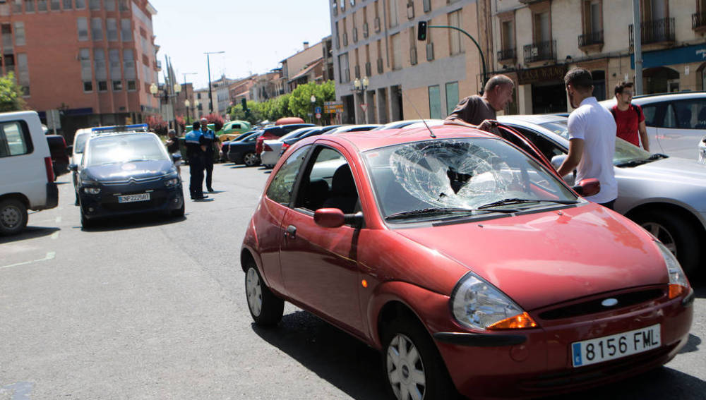 Uno de los coches que destrozó un hombre en Pamplona