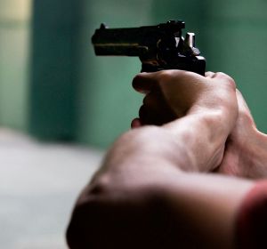 Hombre apunta con una pistola Hombre apunta con una pistola