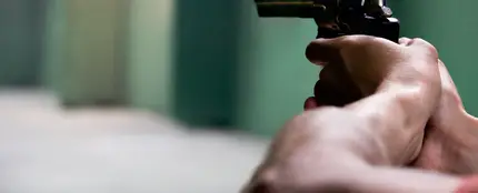 Hombre apunta con una pistola Hombre apunta con una pistola
