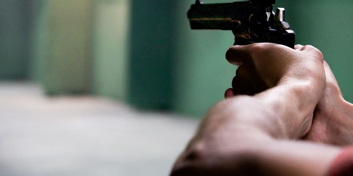Hombre apunta con una pistola