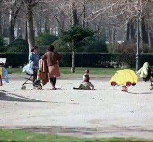 Detenidos tres jóvenes por hacer un trío en un parque infantil en Madrid Detenidos tres jóvenes por hacer un trío en un parque infantil en Madrid