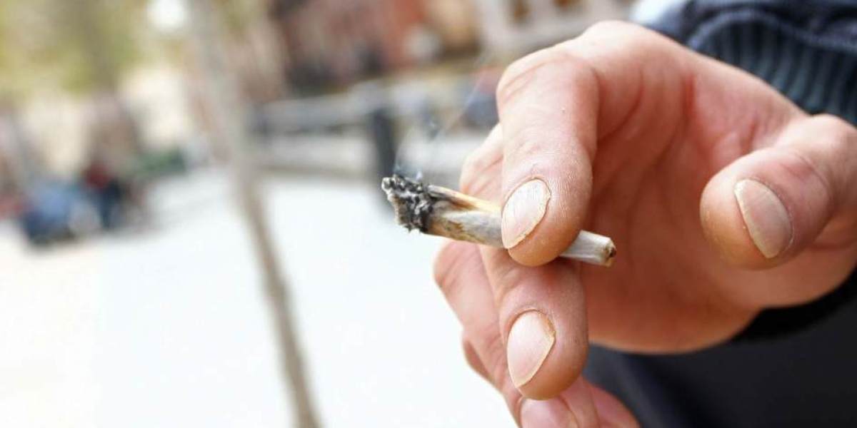 Una persona fumando un porro