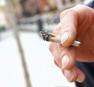 Una persona fumando un porro Una persona fumando un porro
