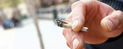 Una persona fumando un porro