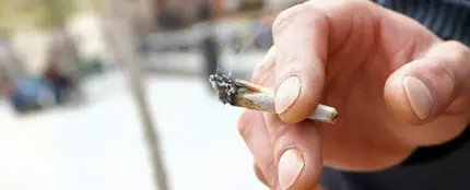 Una persona fumando un porro Una persona fumando un porro