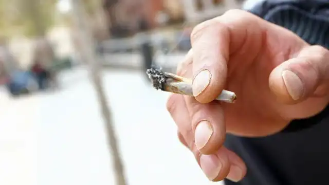 Una persona fumando un porro