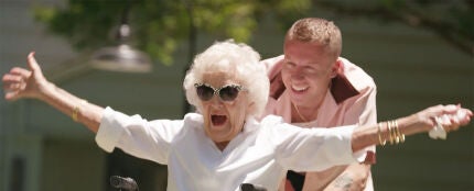 Macklemore y su abuela Helen en el v&iacute;deo de 'Glorious'
