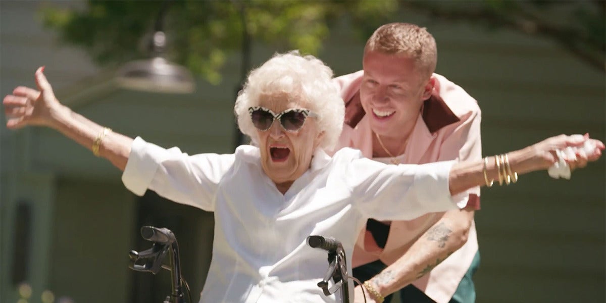 Macklemore y su abuela Helen en el vídeo de 'Glorious'