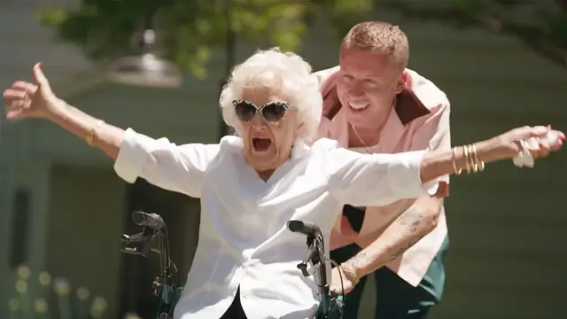 Macklemore y su abuela Helen en el vídeo de 'Glorious'