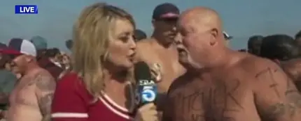 La reportera Wendy Burch entrevistando a uno de los participantes de la Ironman de Los Ángeles La reportera Wendy Burch entrevistando a uno de los participantes de la Ironman de Los Ángeles