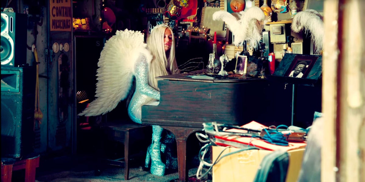 Kesha en el vídeo de 'Prying'