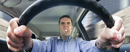 Hombre conduciendo enfadado