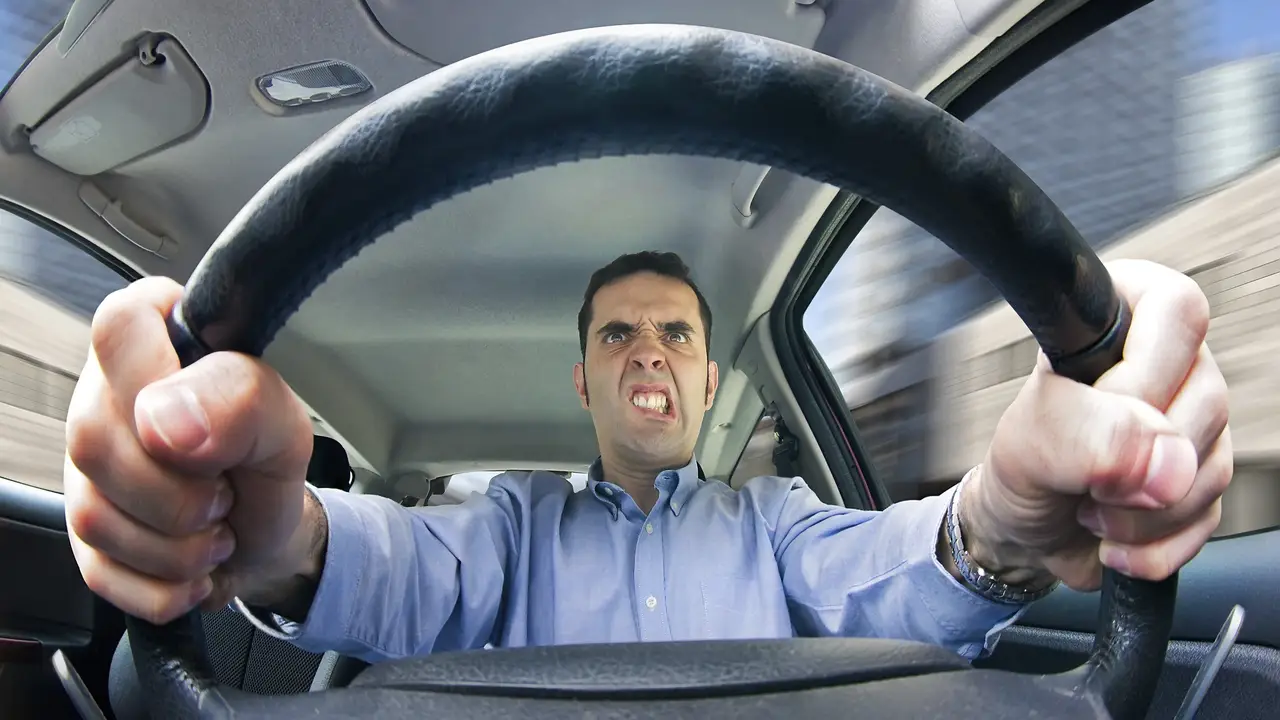 Hombre conduciendo enfadado Hombre conduciendo enfadado