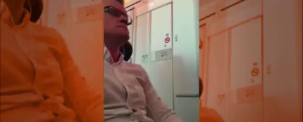 Curiosa pillada a una pareja practicando sexo en el baño de un avión
