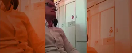 Curiosa pillada a una pareja practicando sexo en el baño de un avión Curiosa pillada a una pareja practicando sexo en el baño de un avión