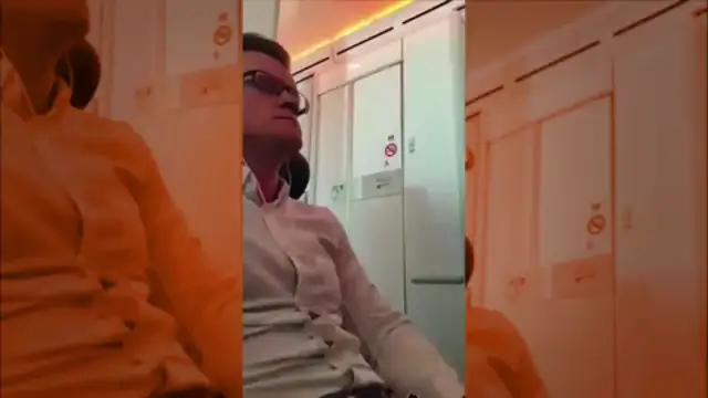 Curiosa pillada a una pareja practicando sexo en el baño de un avión