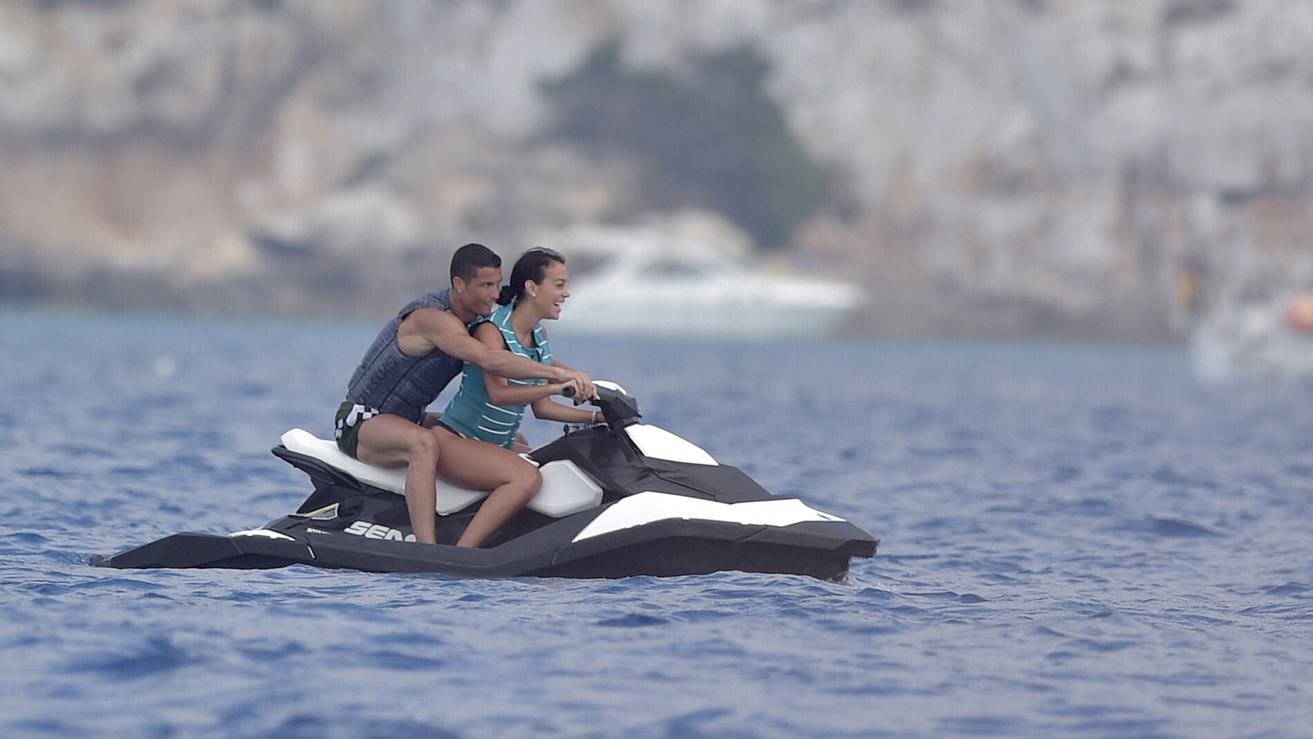 Cristiano Ronaldo y Georgina Rodríguez, disfrutan de un divertido paseo acuático