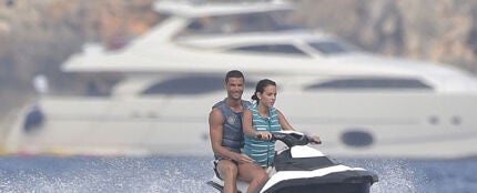 Cristiano Ronaldo y Georgina Rodr&iacute;guez sobre una moto de agua