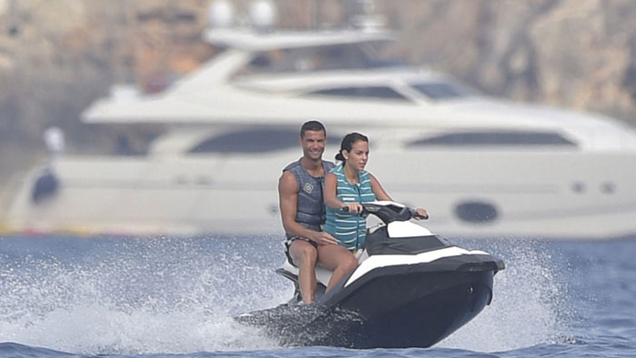 Cristiano Ronaldo y Georgina Rodríguez sobre una moto de agua Cristiano Ronaldo y Georgina Rodríguez sobre una moto de agua