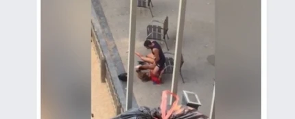 Un vecino graba a unos jóvenes practicando sexo Un vecino graba a unos jóvenes practicando sexo