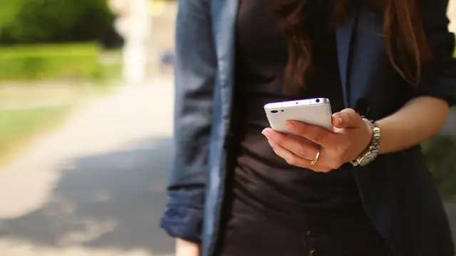 Chico con un smartphone