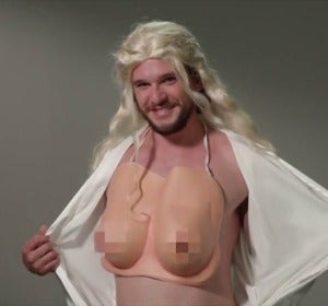 Kit Harington, el actor que interpreta a Jon Snow, parodia a sus compañeros en un divertido sketch Kit Harington, el actor que interpreta a Jon Snow, parodia a sus compañeros en un divertido sketch