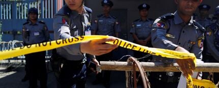 Policías de Tailandia poniendo un cordón policial