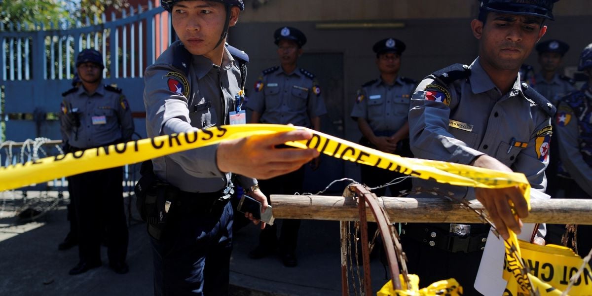 Policías de Tailandia poniendo un cordón policial