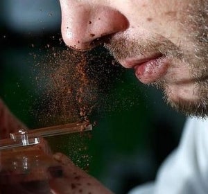 Esnifando cacao en polvo Esnifando cacao en polvo