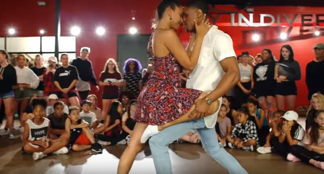 Un Joven Le Pide Matrimonio A Su Chica En Plena Coreografia Y El Video Enamora A Las Redes