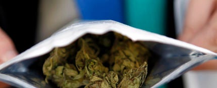 Imagen de archivo de una bolsita de cinco gramos de cannabis