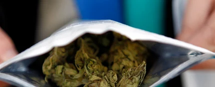 Imagen de archivo de una bolsita de cinco gramos de cannabis Imagen de archivo de una bolsita de cinco gramos de cannabis