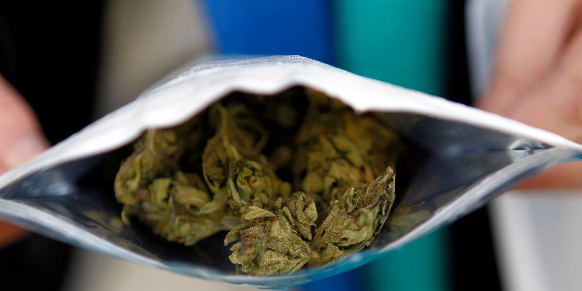 Imagen de archivo de una bolsita de cinco gramos de cannabis
