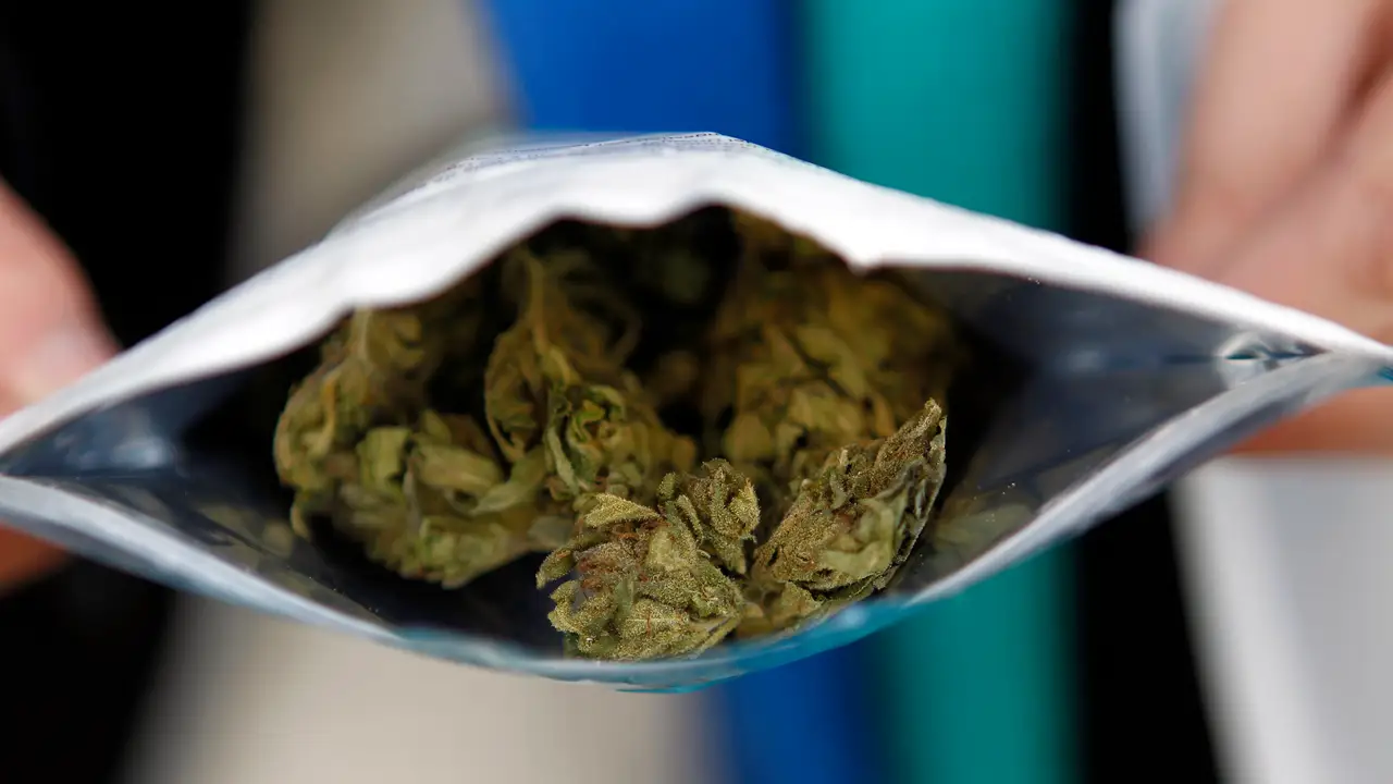 Imagen de archivo de una bolsita de cinco gramos de cannabis Imagen de archivo de una bolsita de cinco gramos de cannabis