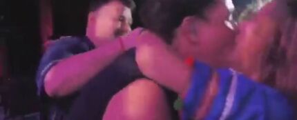 Una fan se sube al escenario para robarle un apasionado beso a Carlos Vives
